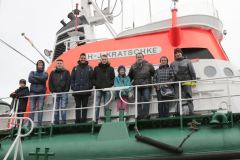 Seglerjugend des Yachtclubs Greetsiel unter Leitung von Jugendwart Reenholt Poppinga (3.v.r.) zu Gast bei den Seenotrettern in Bremen, hier auf dem Museums-Seenotkreuzer H.J. KRATSCHKE.
